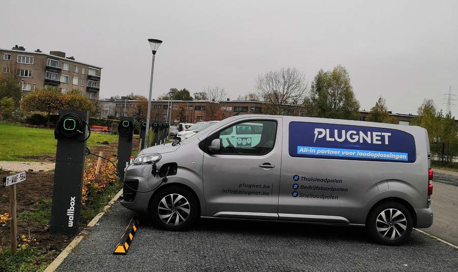 Plugnet monteurs bij bedrijfswagen