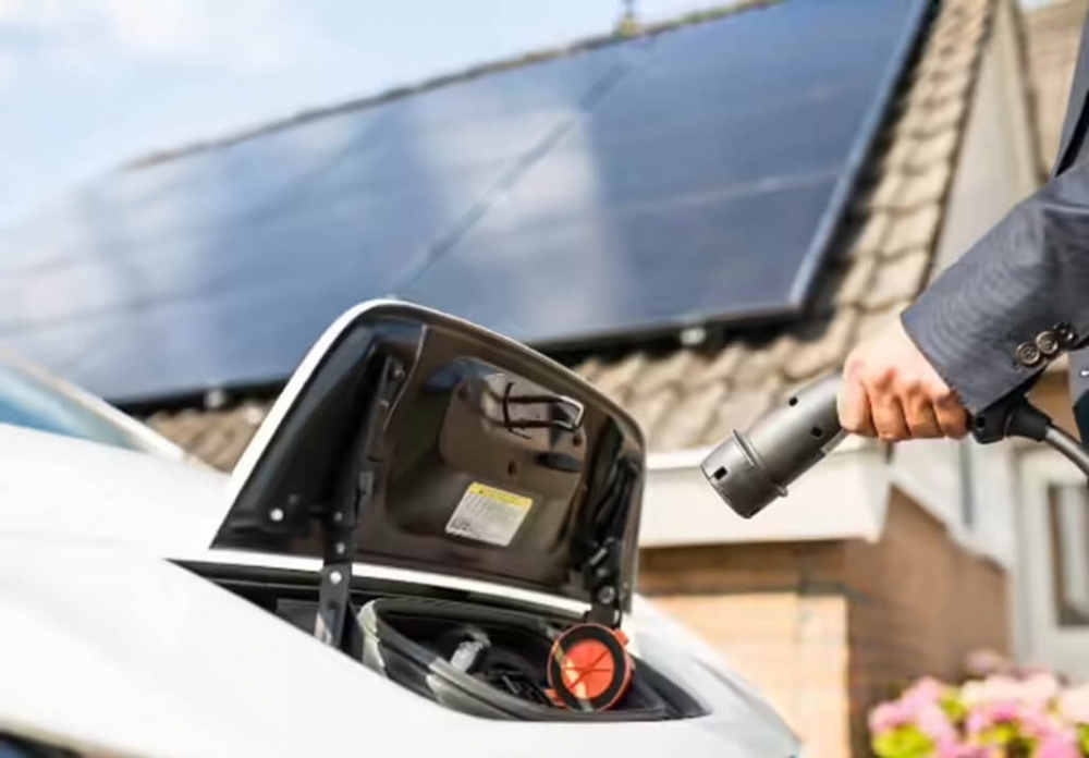 Auto opladen met zonnepanelen: beste laadpaal voor thuis